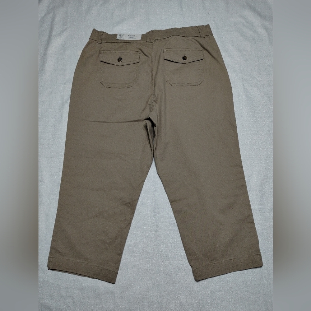 Croft & Barrow Women's Khaki Capri Size (14) - Picture 2 of 12